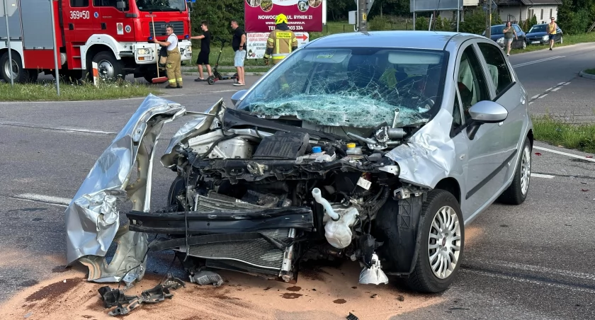 Osobówka kontra ciężarówka w Nowogrodzie [FOTO]