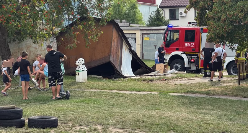 Dzieci bawiły się przy rozpadającym garażu w Łomży. Szybka interwencja zapobiegła tragedii [FOTO]