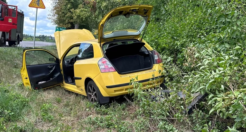 Auto wypadło z drogi - wypadek w Strękowej Górze [FOTO]