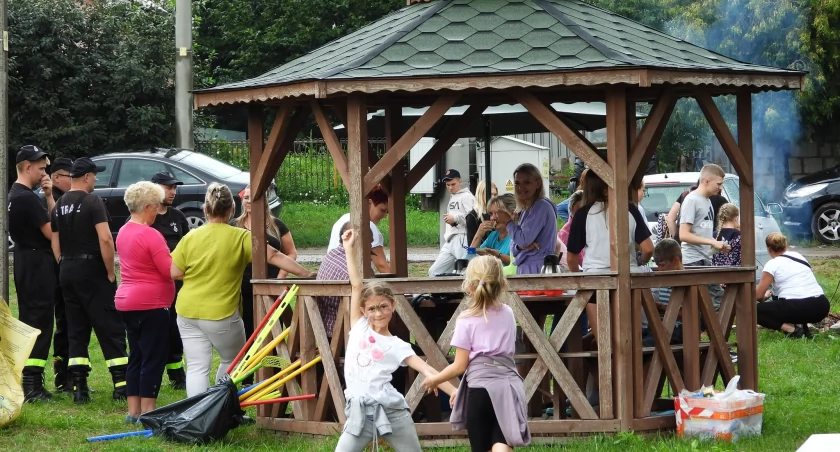 Wakacyjny piknik - świetna zabawa i biesiada w Jastrząbce Młodej. Nawet deszcz im nie przeszkodził [FOTO]