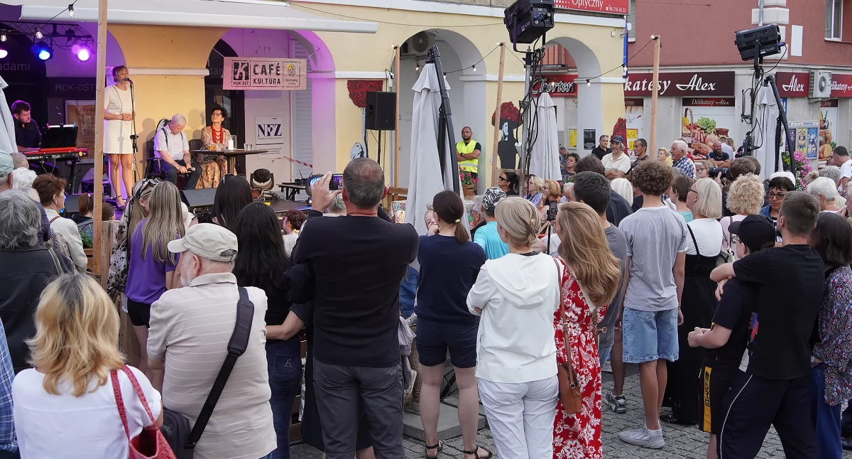 Pełen seksapilu wieczór z Kaliną Jędrusik w klimatycznym ogródku na Starym Rynku [FOTO i VIDEO]