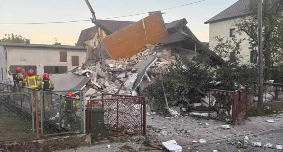 76-latek poszkodowany podczas wybuchu domu w Augustowie. W uratowaniu jego życia pomogła łomżyńska straż pożarna