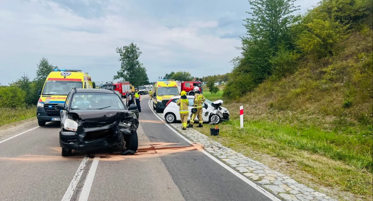 Groźne zderzenie czołowe dwóch aut na DK 64 na wysokości Elżbiecina