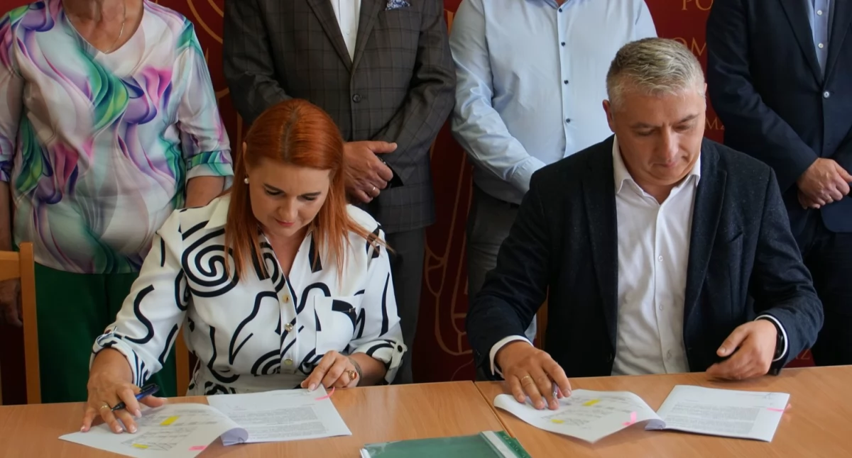 Podpisano umowy na realizację inwestycji drogowych Jedwabne-Kossaki oraz Piasutno-Żelazne