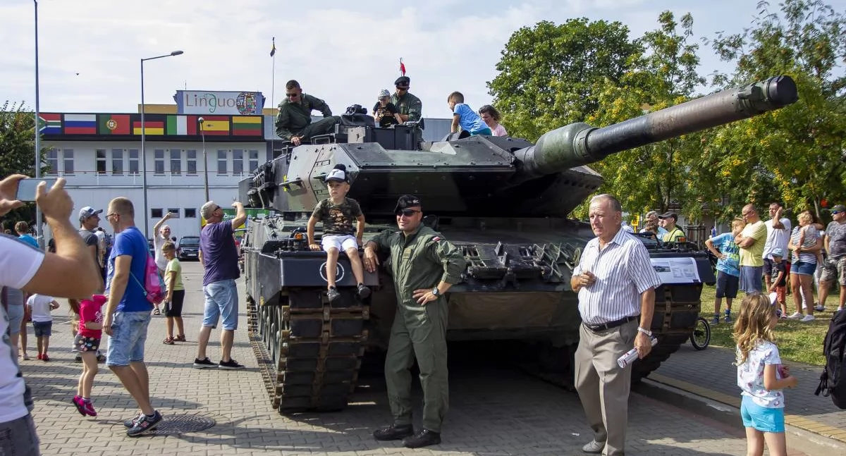 Piknik z pokazem sprzętu wojskowego i grochówką