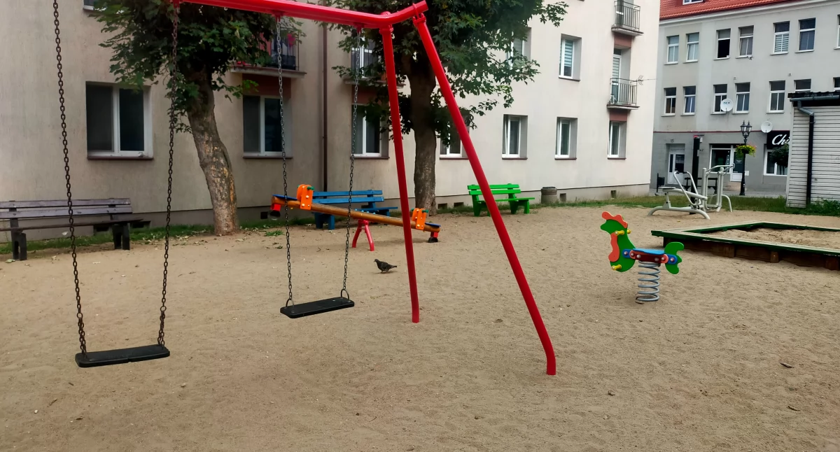 Skandal na placu zabaw w Łomży. Mężczyzna zaspokajał swoje potrzeby seksualne w obecności dzieci