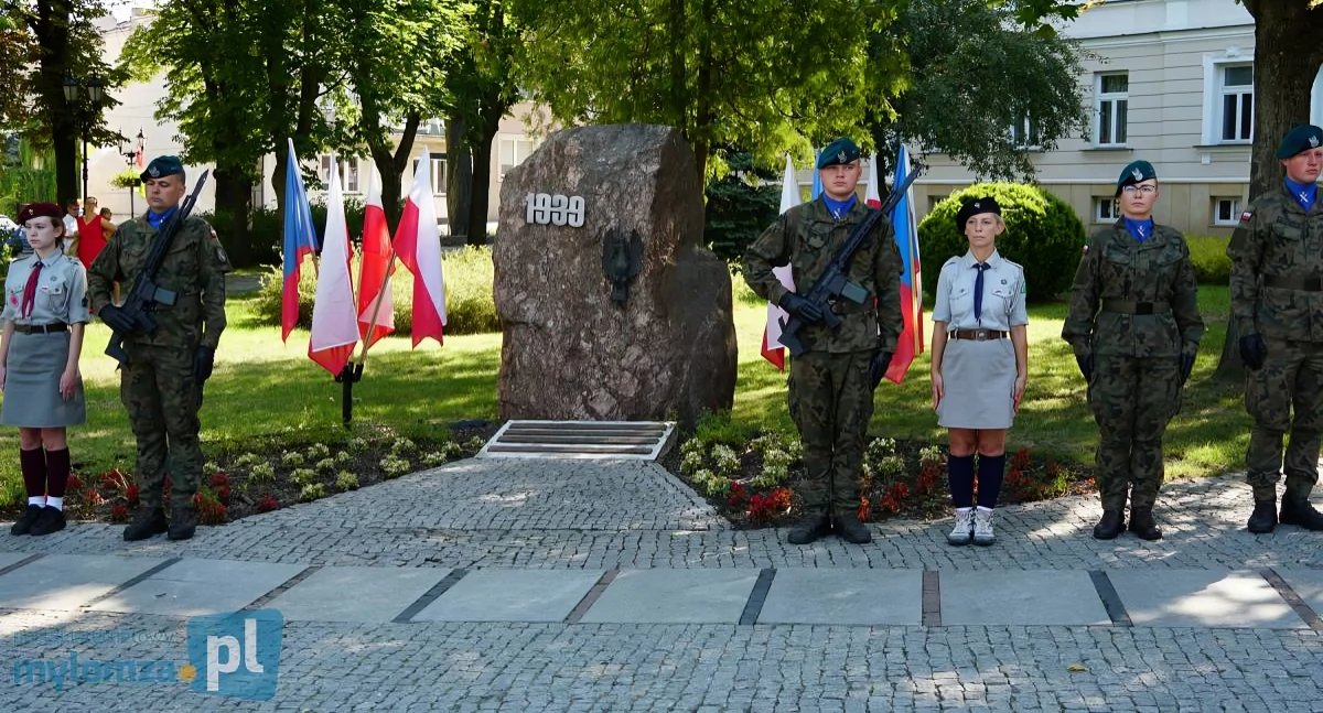 [LIVE] Apel Pamięci i złożenie kwiatów przed pomnikiem żołnierzy 33. Pułku Piechoty