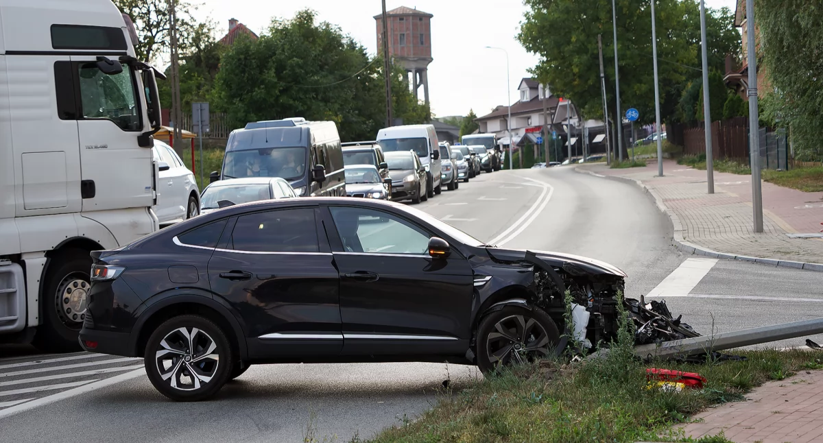 Auto wjechało w słup. Korki przy moście Hubala [FOTO] 