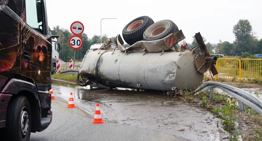 Nietypowy wypadek na węźle Łomża Zachód: Tysiące litrów gnojówki na drodze [VIDEO i FOTO] 