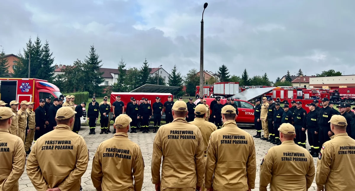 Korowód ponad 20 wozów strażackich przejechał dziś przez ulice Łomży. Gdzie wyjechały służby? [FOTO i VIDEO]