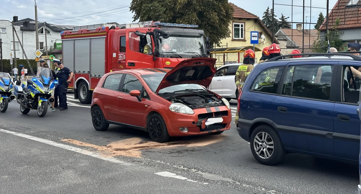 Zderzenie dwóch aut na Al. Legionów. 2-letnie dziecko trafiło do szpitala