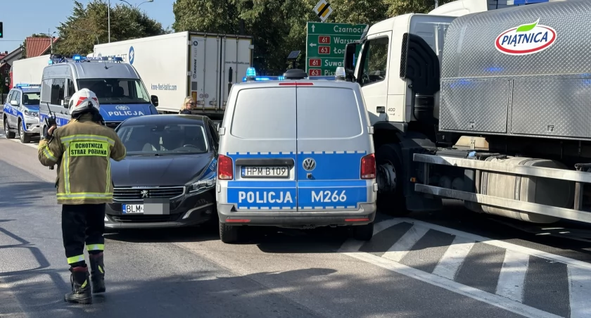Zderzenie radiowozu z cysterną i samochodem osobowym w Piątnicy [FOTO]