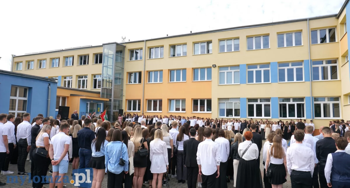Za nami pierwszy dzwonek w łomżyńskim Ekonomiku - nowy rok szkolny rozpoczęty! [FOTO i VIDEO]