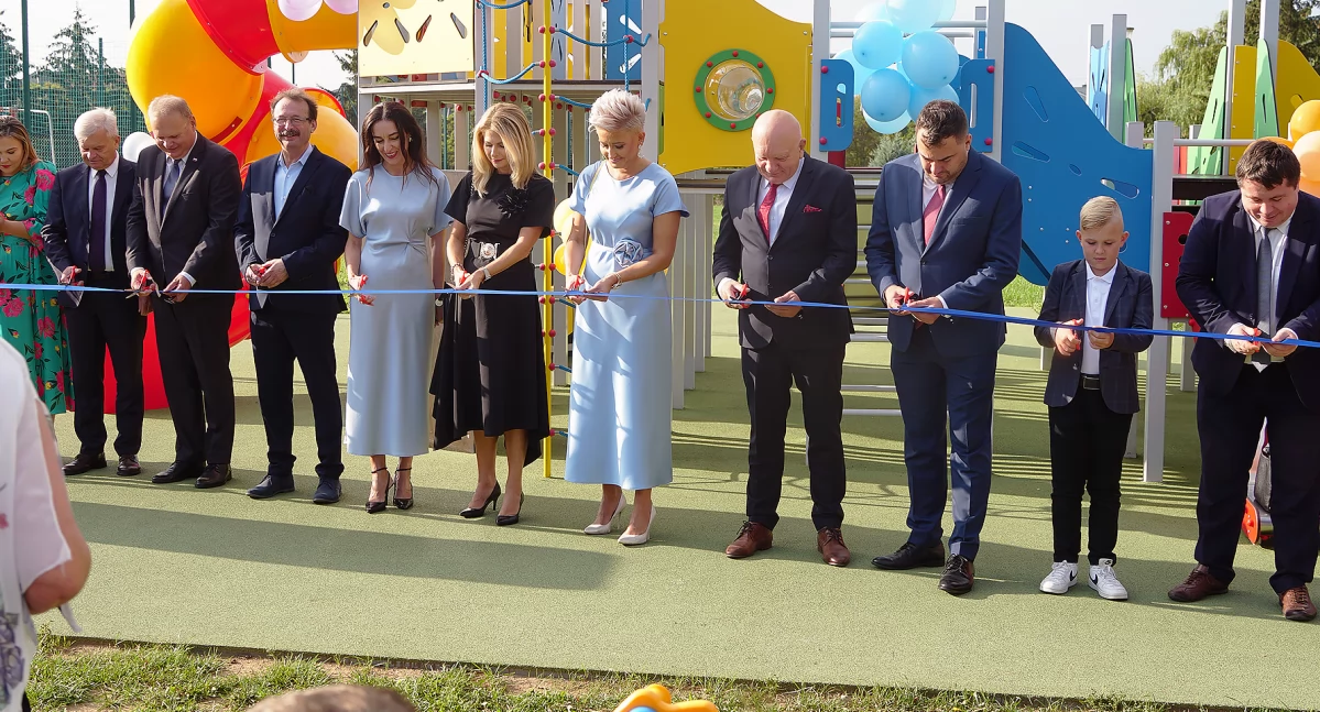 Łomża wita nowy rok szkolny: Oficjalne otwarcie placu zabaw przy SP 10 z udziałem Podlaskiej Kurator Oświaty [VIDEO i FOTO]