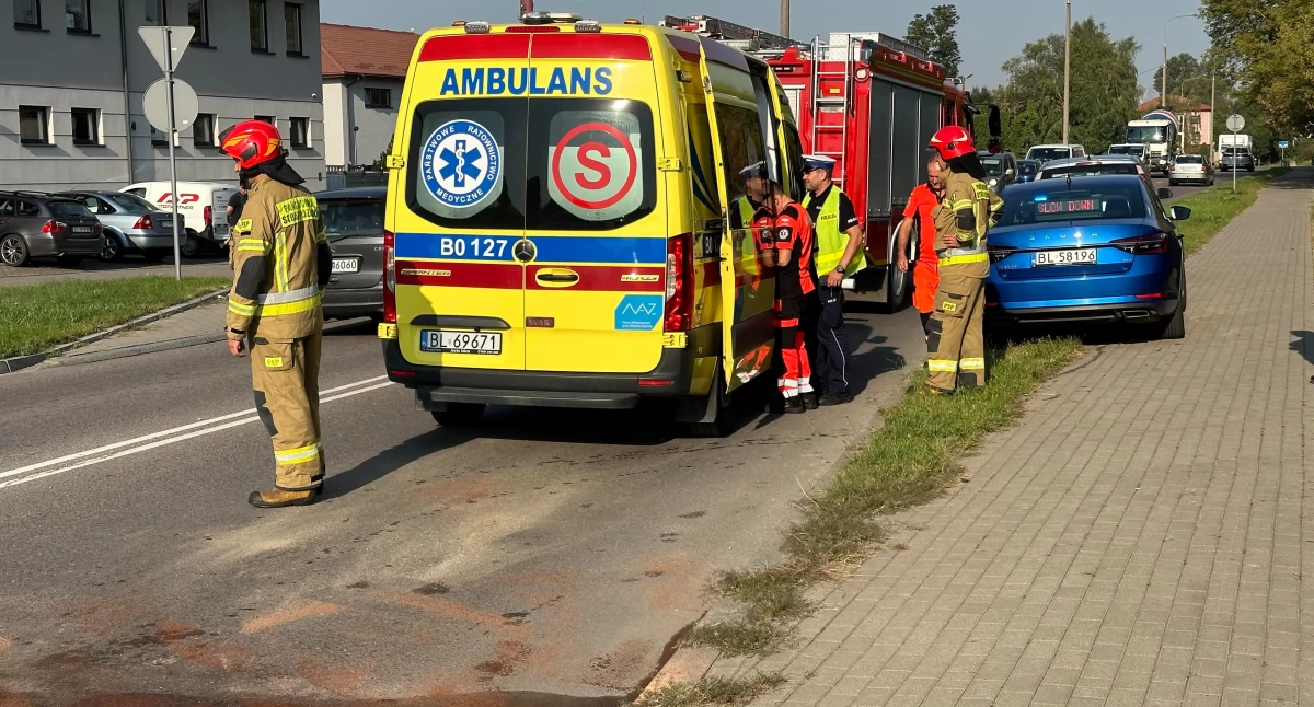 Zderzenie 3 aut na zjeździe z ronda Tabortowskiego w Łomży. Jedna osoba w szpitalu [FOTO]