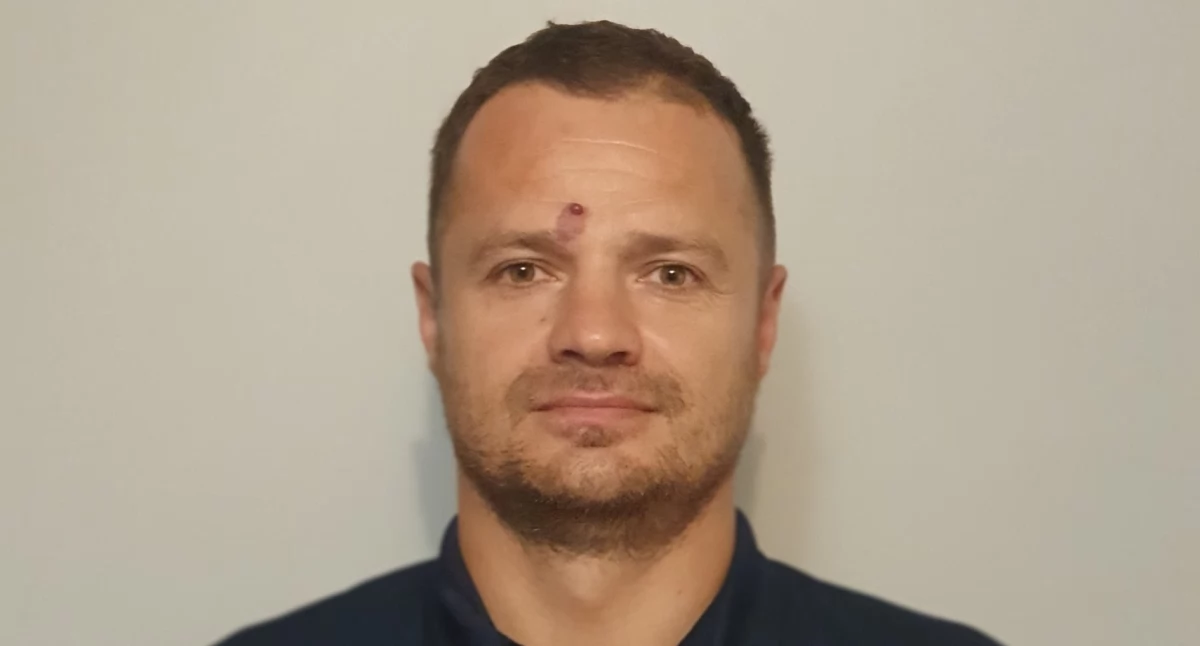 Forty. Brzeziński wszedł z drzwiami i futryną