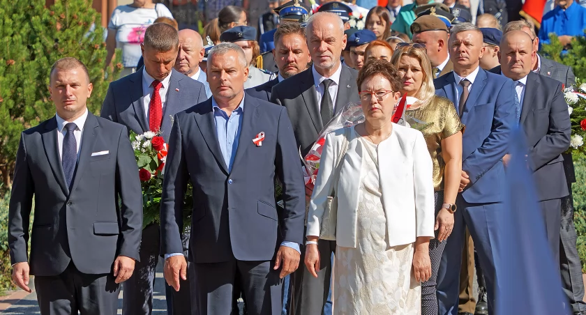 Pamięć bohaterów Wizny i współczesne wyzwania: Refleksje przy mikrofonie senatora i wicewojewody [FOTO]