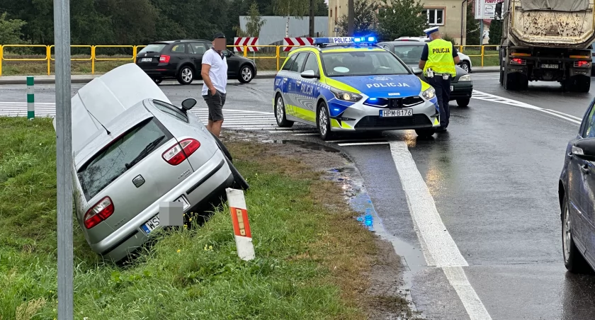 Piątnica: Wylądowała w rowie [FOTO]