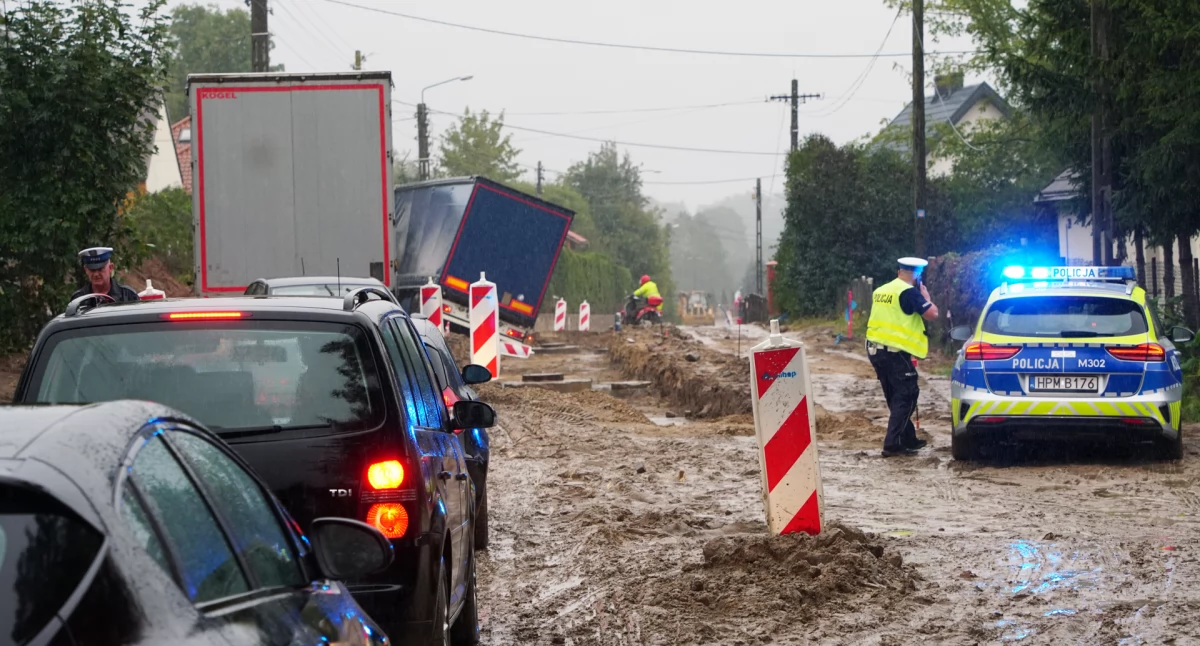 TIR stanął w poprzek. Nowo budująca się droga w Kalinowie całkowicie zablokowana [FOTO]