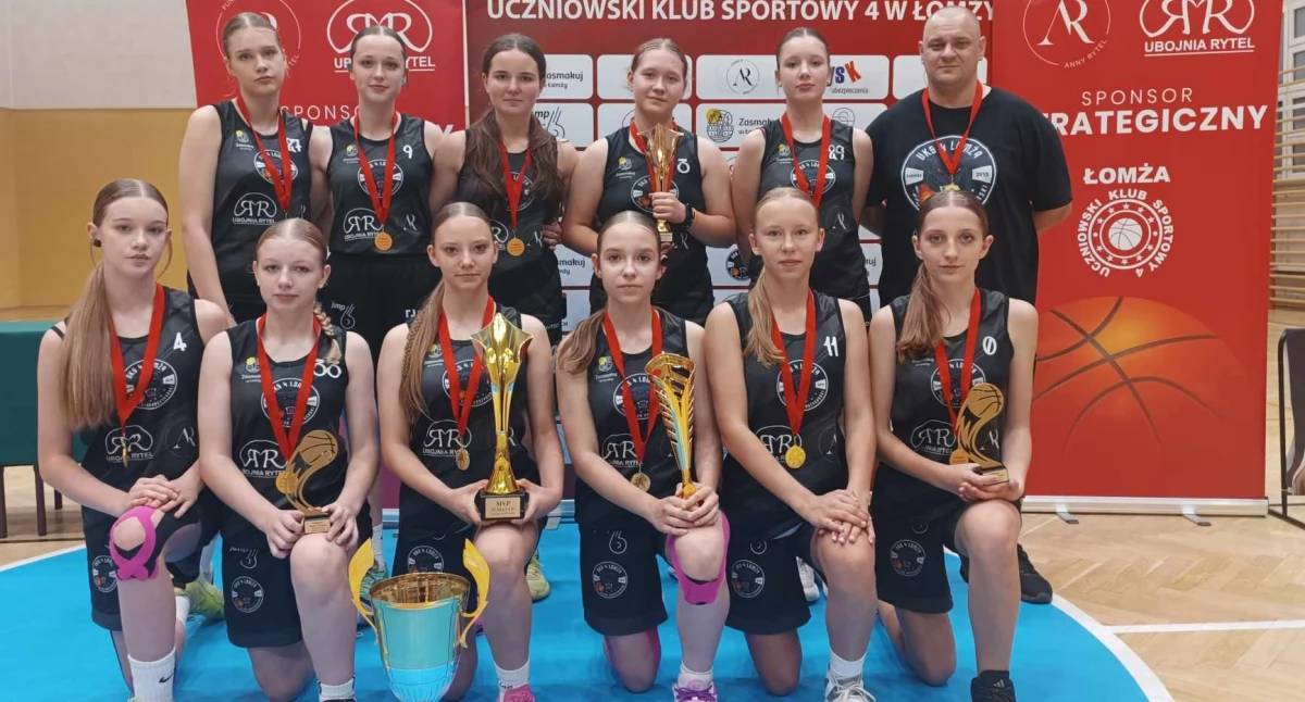 UKS 4 Łomża z triumfem! Grad nagród dla naszych! (zdjęcia)