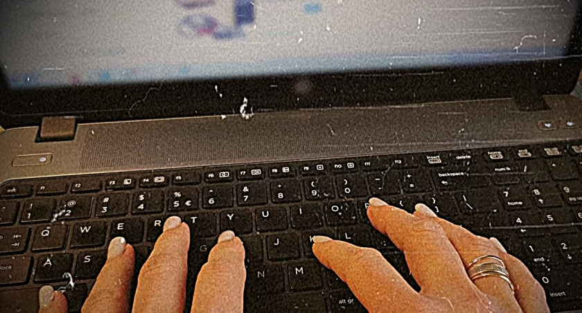 Kolejne oszustwo internetowe. Zamówiła licówki, a dostała ochraniacze na zęby