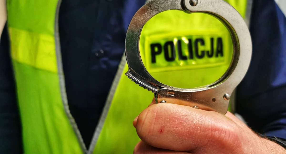 Pijany 32-latek wchodził na jezdnię i zaczepiał kierowców. Mężczyzna również groził policjantom