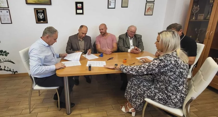 Podpisano umowę na remont pomieszczeń w M-GOK w Jedwabnem