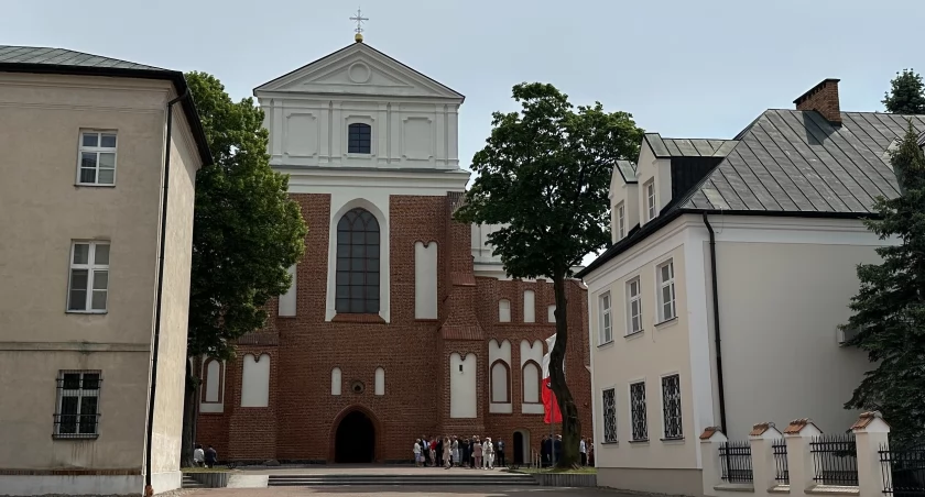 Nowoczesna ewangelizacja: Parafia w Łomży stawia na WhatsApp-a