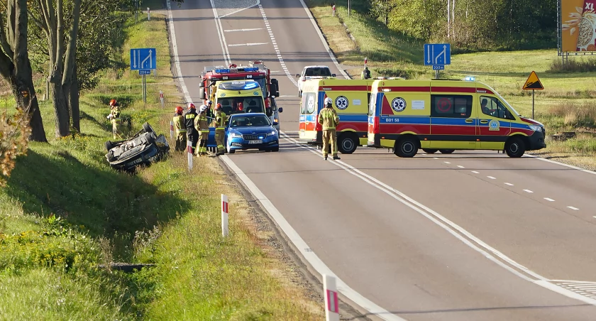 Dachowanie samochodu osobowego w Budach Czarnockich. Dwie osoby trafiły do szpitala [FOTO]