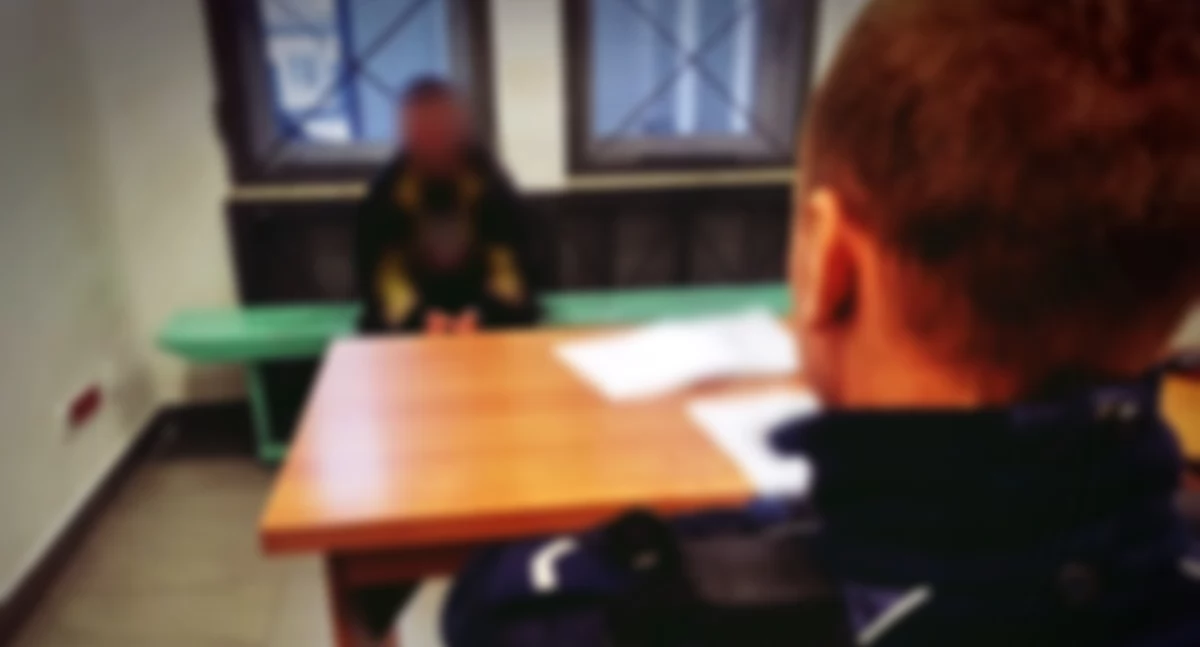 23-letni kierowca udawał, że nie widzi policjantów. Okazało się, że był pijany