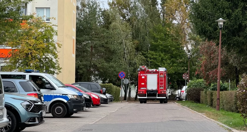 2-letnie dziecko zamknęło matkę na balkonie. Kobietę ratowali strażacy