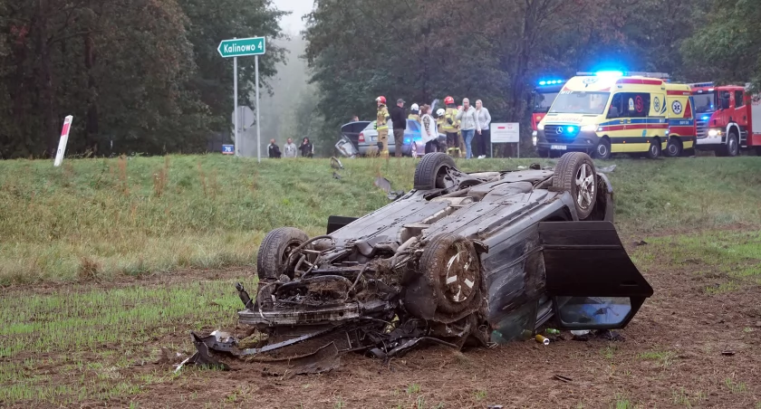 Groźny wypadek za Piątnicą. Auto dachowało na polu [FOTO]