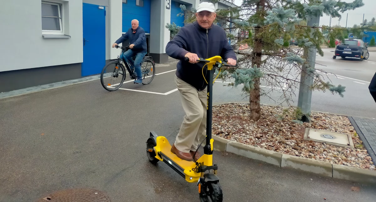 Bezpieczni na drodze w każdym wieku: Szkolenia dla seniorów i uczniów w WORD Łomża [FOTO]