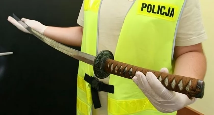 Brutalna bójka z użyciem miecza samurajskiego. Czterech zatrzymanych, dwóch rannych
