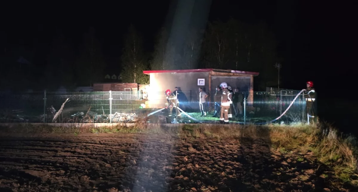 Pożar przyczepy kempingowej w Miastkowie. Jedna osoba trafiła do szpitala [FOTO]