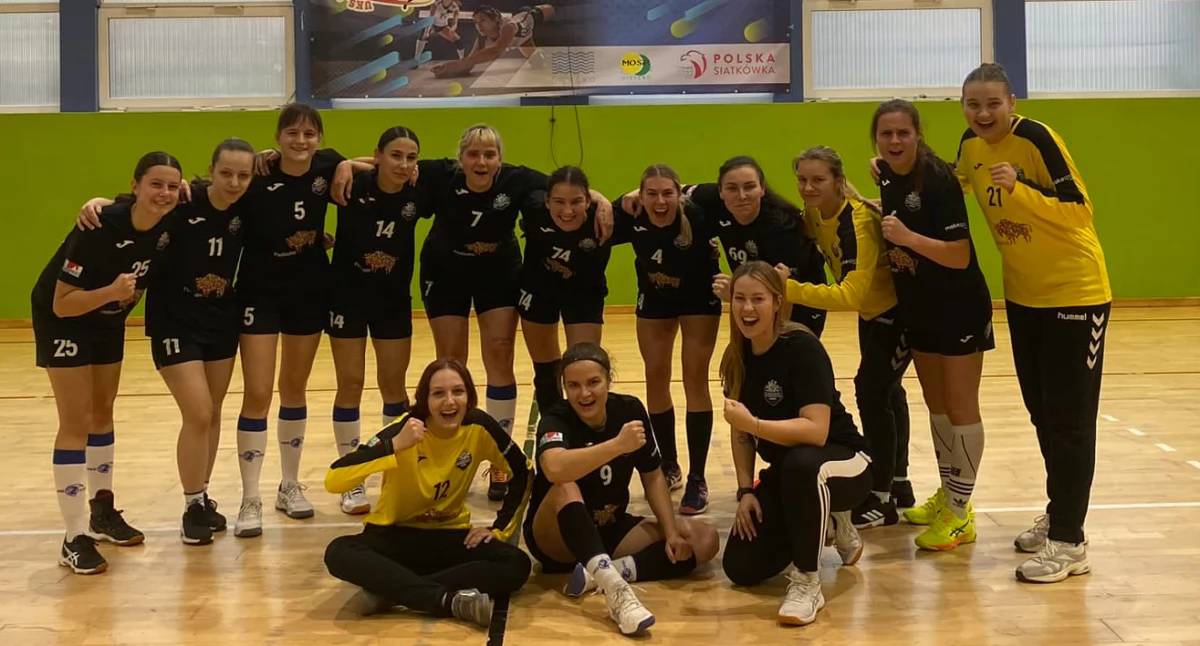 Ale wynik piłkarek ręcznych! Kamila i Julia z debiutami 