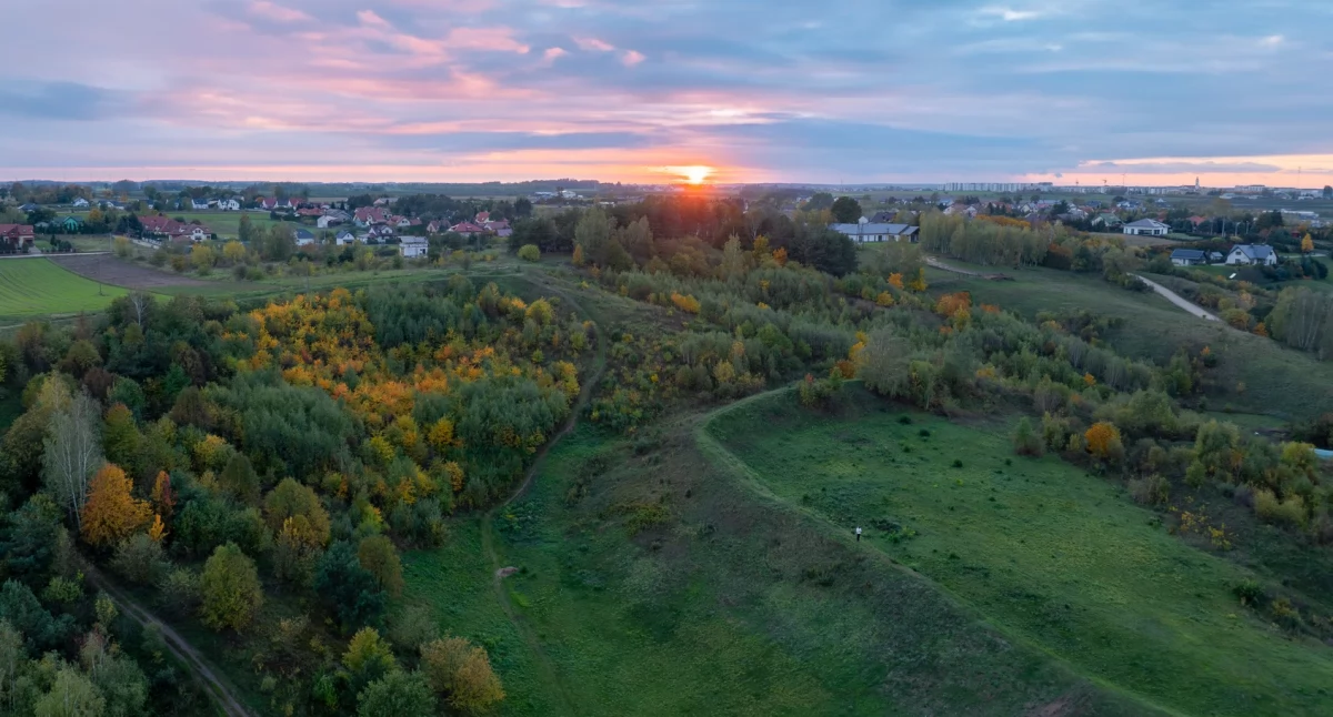 Opowieści znad Narwi zapraszają na spacer po wzgórzu Królowej Bony [VIDEO]
