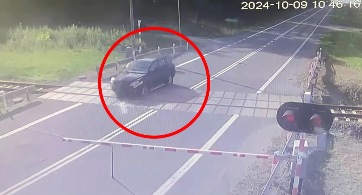 Rogatki opadały, kobieta wjechała na tory. Niebezpieczne zdarzenie na trasie Śniadowo - Łapy [VIDEO]