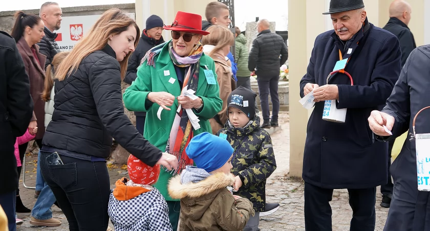 Tradycja, historia i ratowanie dziedzictwa. Na łomżyńskich cmentarzu trwa wielka kwesta [FOTO]