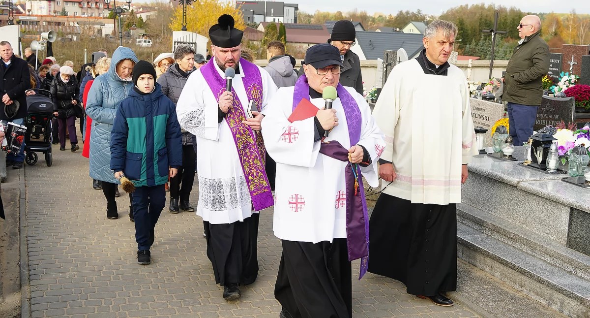 Dzień Wszystkich Świętych w Piątnicy. Tradycyjna procesja i kwesta na cmentarzu parafialnym [FOTO]