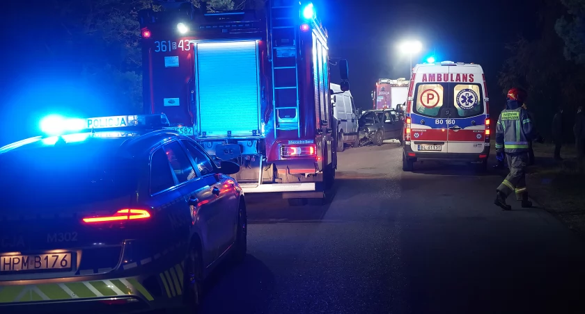 Czołówka w Laskach. Kierowca zbiegł z miejsca wypadku [FOTO]