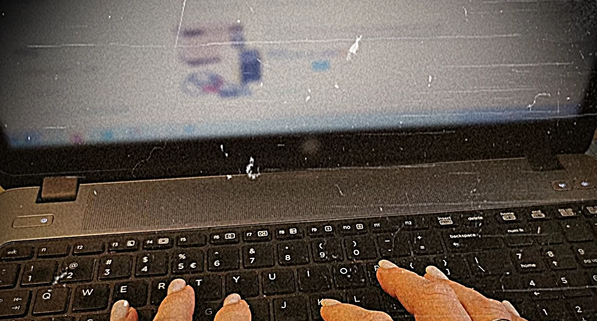 Kolejne internetowe oszustwo! Markowe buty i kurtka okazały się tanią podróbką