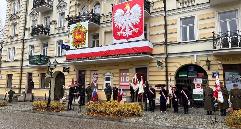  [LIVE] Łomża świętuje Niepodległość. Transmisja na żywo z uroczystości przed tablicą Leona Kaliwody 