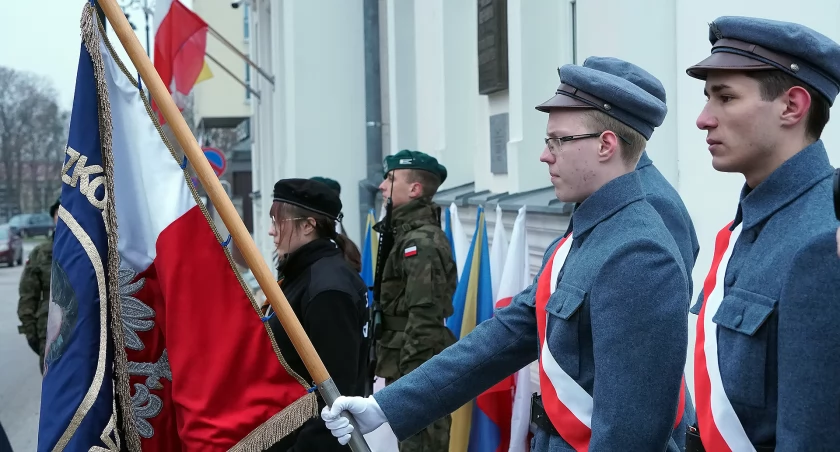 Łomża w hołdzie dla Marszałka. Uroczyste złożenie kwiatów przed tablicą Józefa Piłsudskiego [FOTO]