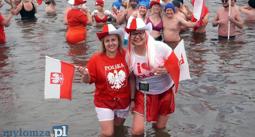 Patriotycznie w lodowatej wodzie. Łomżyńskie morsy uczciły Święto Niepodległości [VIDEO i FOTO]