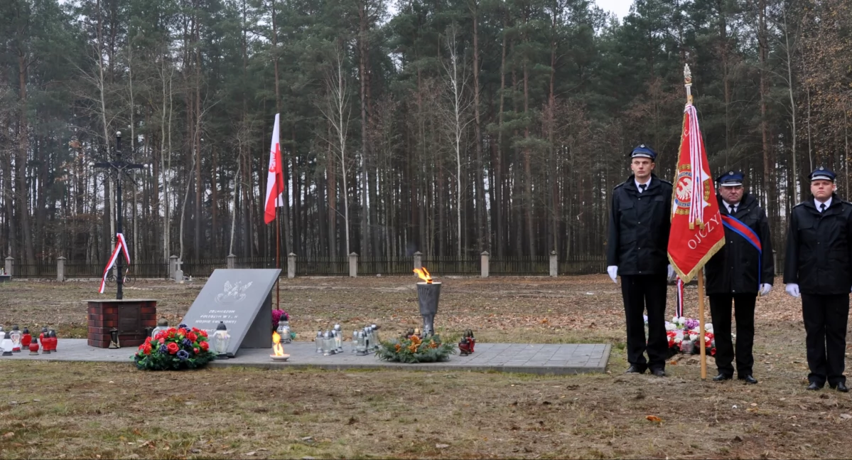 Uroczysta msza, hołd dla bohaterów i wspólne odśpiewanie hymnu w Gminie Zbójna [FOTO]