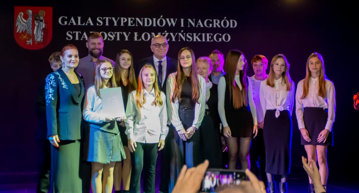 Młode talenty i lokalni bohaterowie nagrodzeni na uroczystej gali Starosty Łomżyńskiego [VIDEO i FOTO] 