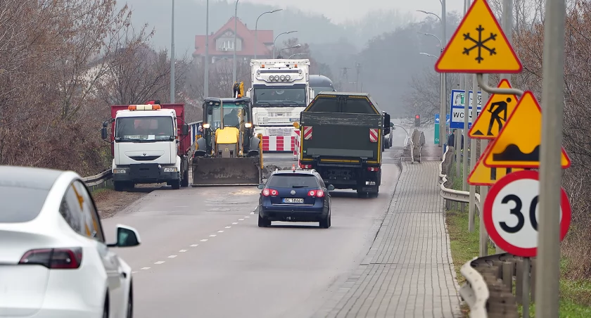 Utrudnienia przy starym moście w Łomży. Drogowcy remontują nawierzchnię