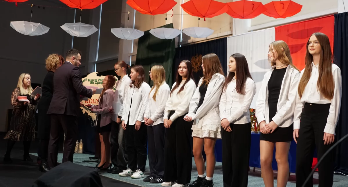 Nagrodzeni za sukcesy. Łomżyńscy uczniowie odebrali stypendia i wyróżnienia [VIDEO i FOTO]