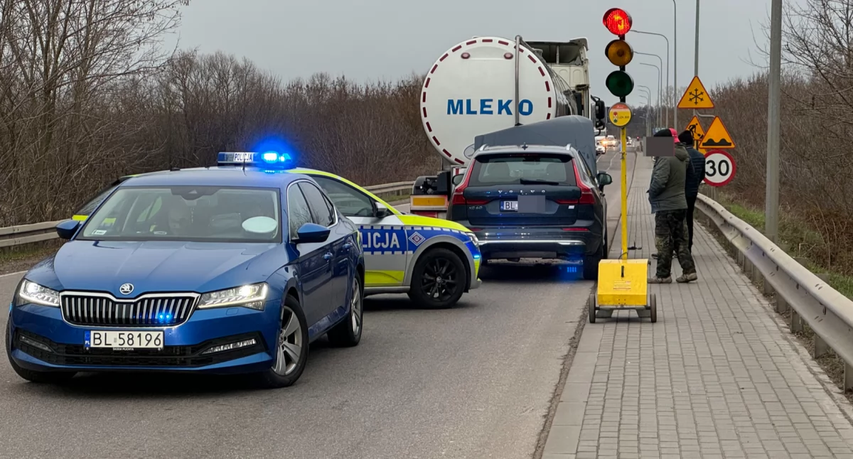 Duże utrudnienia na moście w Łomży: Volvo uderzyło w cysternę [FOTO]